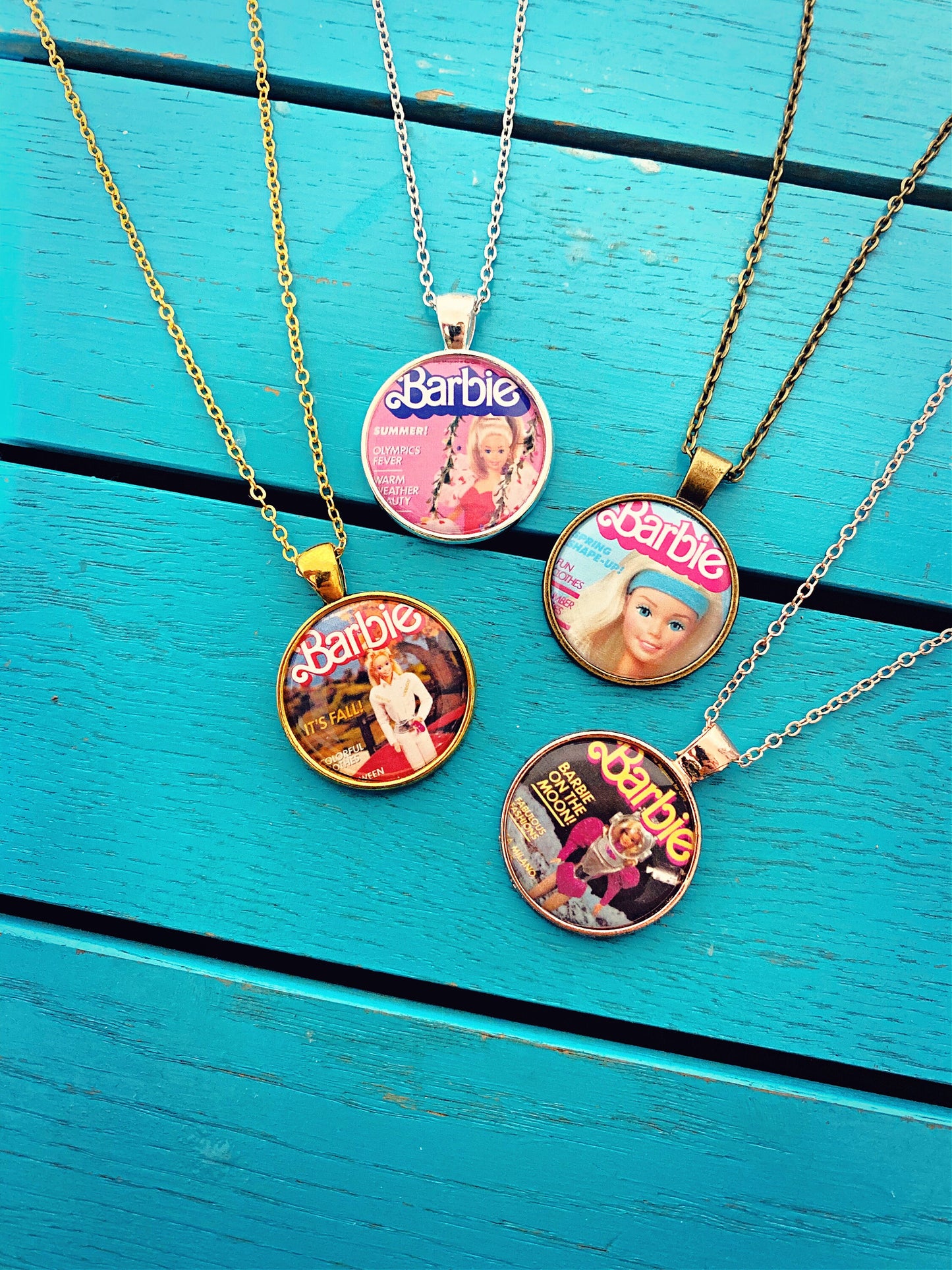 Vintage Magazine Necklace. Retro Feminist Pop Culture. Magazine Cover Gift. Feminine comic books. Iconic Magazine Jewellery