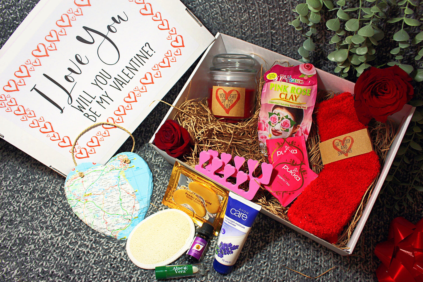 Valentines Day Pamper Gift Box. Date Night hamper. Romantic present. Face Mask Bath Bomb Slippers Jewellery Candle. Personalised message.